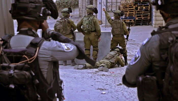مداهمات واعتقال عشرات الفلسطينيين بالضفة بينهم صحفية ووالدة شهيد
