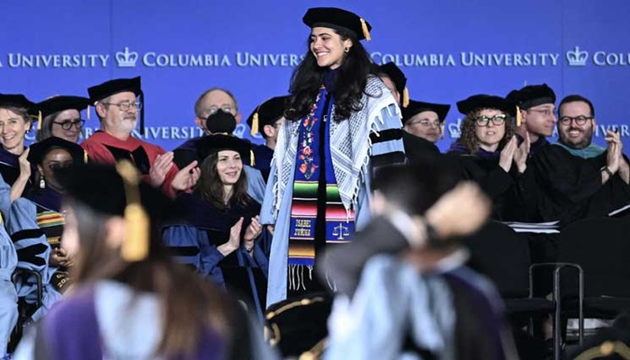 طلاب مؤيدون لفلسطين يرتدون الكوفية في مراسم التخرج بجامعة كولومبيا
