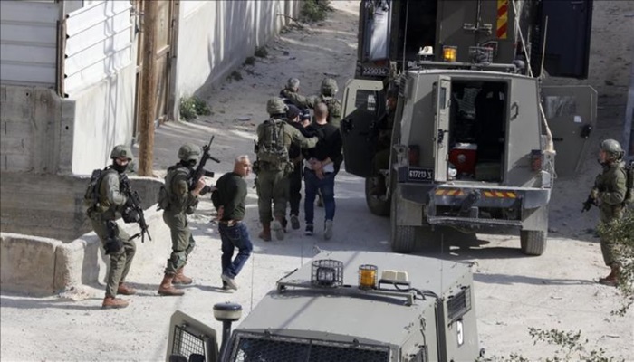 الاحتلال يحتجز نحو 20 مواطنا في سنجل ويخضعهم للتحقيق الميداني
