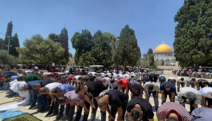 30 ألف مصل يؤدون صلاة الجمعة في المسجد الأقصى
