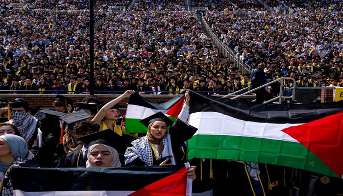 خريجون يرفعون العلم والكوفية الفلسطينية أثناء حفلات التخرج في الجامعات الأميركية

