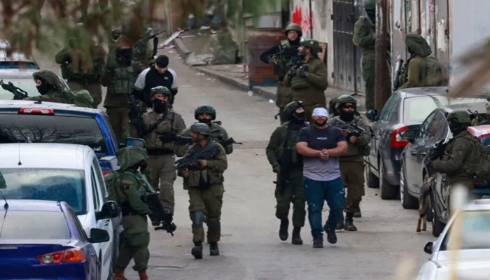بينهم طفل جريح وفتاة.. الاحتلال يعتقل 22 فلسطينيا من الضفة 

