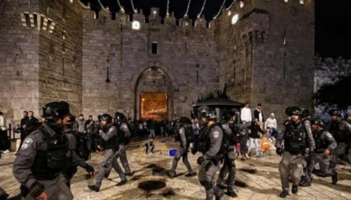 إصابة مواطن ونجله برصاص مستعمر في القدس
