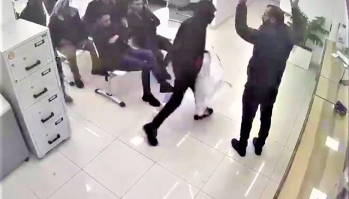 سطو مسلح على فرع أحد البنوك في دار صلاح شرق بيت لحم
