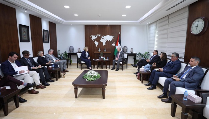 مصطفى يبحث مع مساعدة