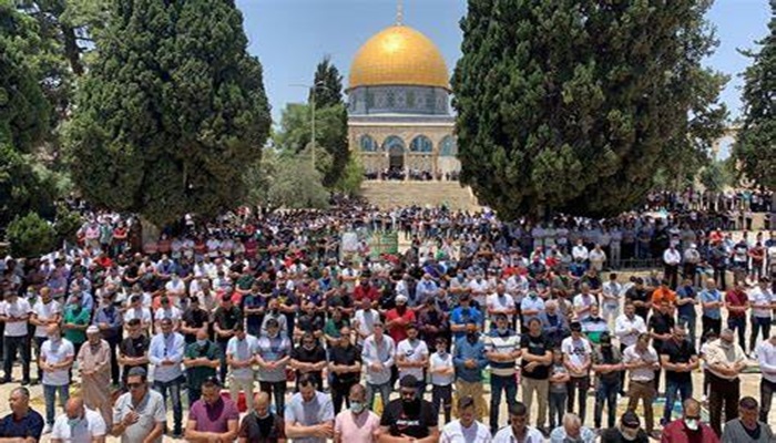 40 ألفا يؤدون صلاة