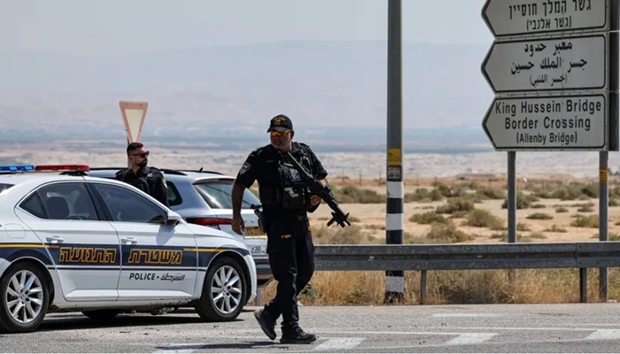الاحتلال يحتجز سائقين أردنيين على خلفية عملية 