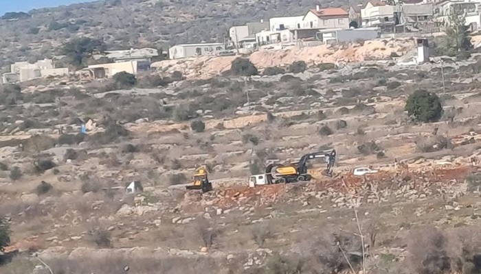 مستوطنون يجرفون الطريق الرئيس لخمس قرى جنوب نابلس

