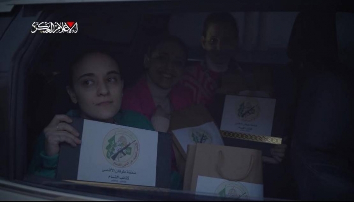 القسام تسلم أسيرات الاحتلال هدايا تذكارية و