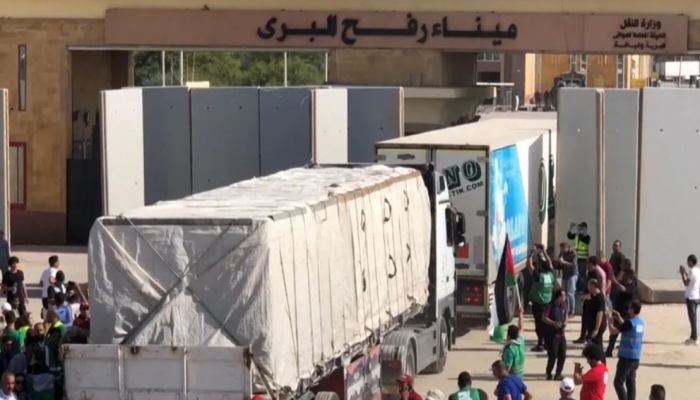 الخارجية البريطانية: يجب تدفق المساعدات الإنسانية إلى غزة دون قيود
