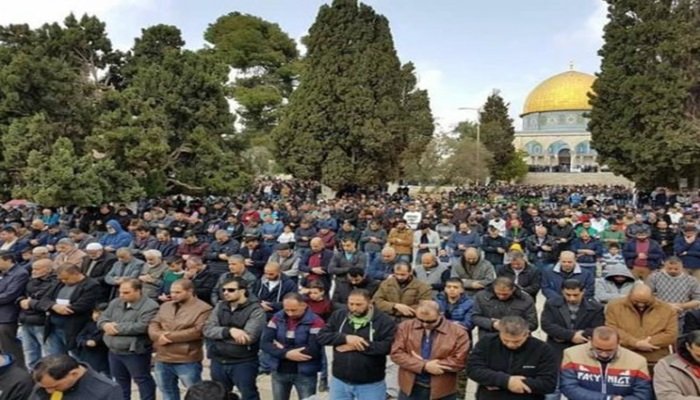 50 ألفا يؤدون صلاة الجمعة في المسجد الأقصى
