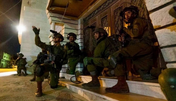  الاحتلال يقتحم نابلس: إصابات ومحاصرة منزل واحتجاز مواطنين