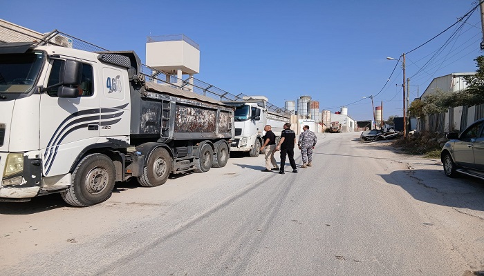 سلطة جودة البيئة تضبط شاحنتين إسرائيليتين محملتين بمخلفات ملوثة