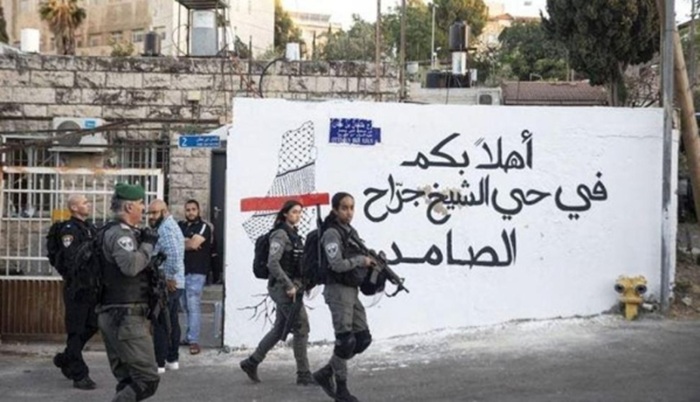 الاحتلال يغلق حي الشيخ جراح بالسواتر الحديدية