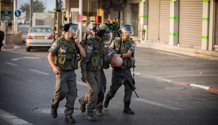 الاحتلال يعتدي على شابين ويعتقل أحدهما في بيت حنينا

