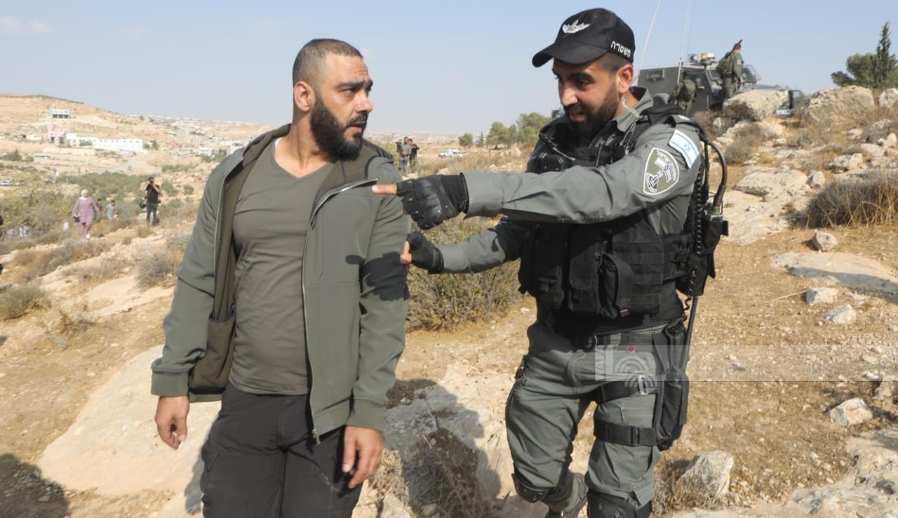 الاحتلال يعتقل 6 مواطنين من ديراستيا خلال قطف الزيتون