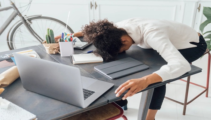 العمل لساعات طويلة يؤثر على الدماغ بشكل كارثي