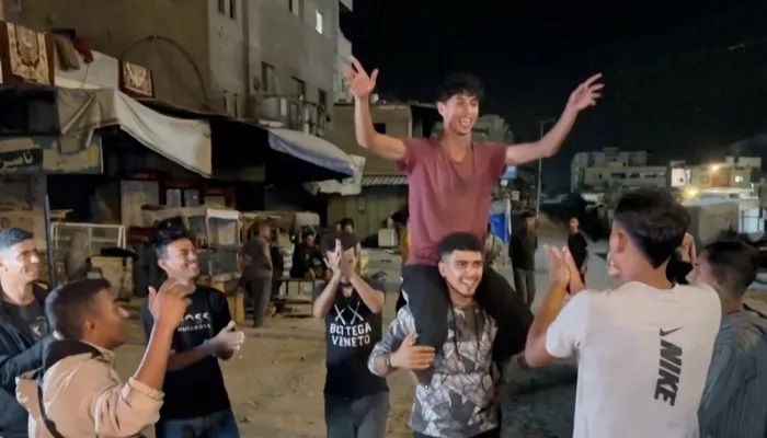 الفلسطينيون في غزة يخرجون احتفالا باتفاق وقف اطلاق النار