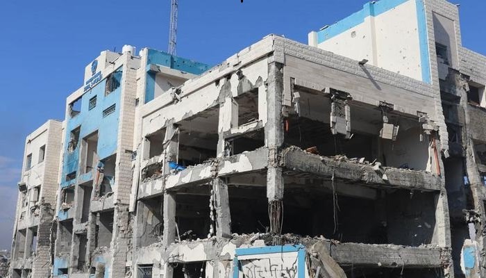 التربية تطلق مدرستين تعويضيتين لطلبة مدارس قطاع غزة
