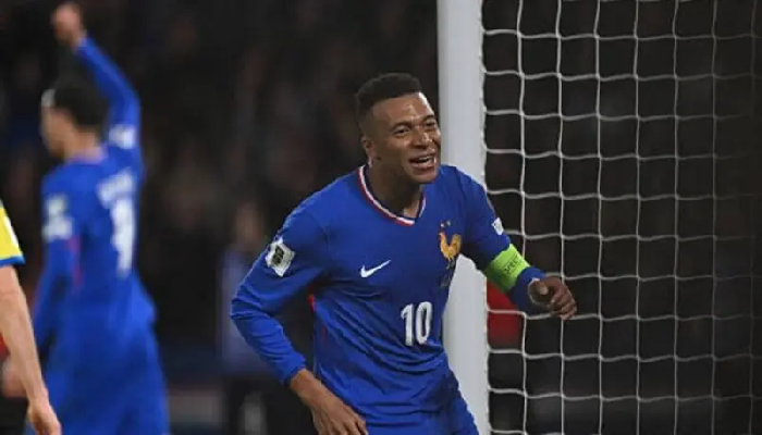 مبابي سعيد بالهدف