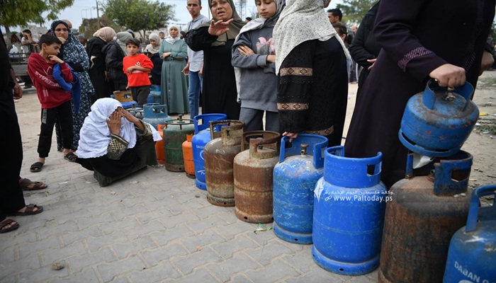 دخول شاحنتان غاز