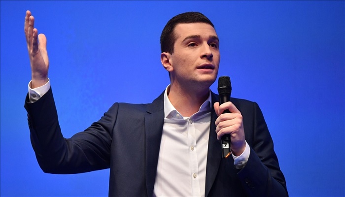 رشق زعيم اليمين المتطرف الفرنسي بالبيض خلال توقيع كتابه 
