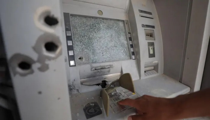 سلطة النقد توعز للمصارف ببدء تقديم الخدمات المصرفية تدريجياً في قطاع غزة
