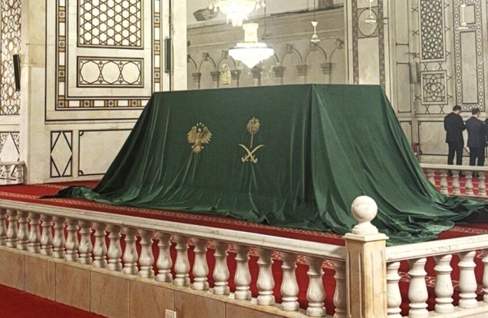 الشرع يتلقى هدية للمسجد الأموي من بن سلمان في ذكرى الإطاحة بالأسد