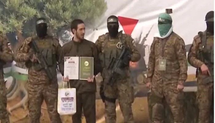 حماس تسلم 3 أسرى في
