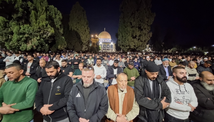 100 ألف يؤدون صلاتي العشاء والتراويح في المسجد الأقصى
