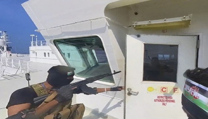 إعلام يمني: الطائرات الأمريكية تقصف سفينة 