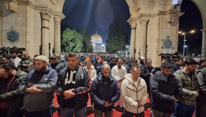 60 ألف مصل يؤدون العشاء والتراويح في المسجد الأقصى المبارك بالقدس المحتلة
