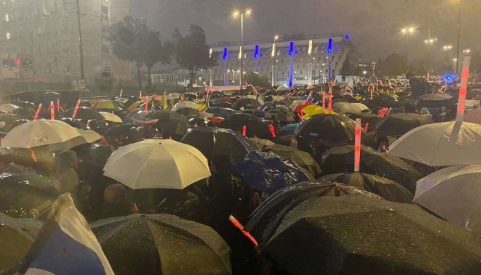 تظاهرة حاشدة أمام مقر حكومة الاحتلال ضد فصل رئيس الشاباك واستئناف الحرب 
