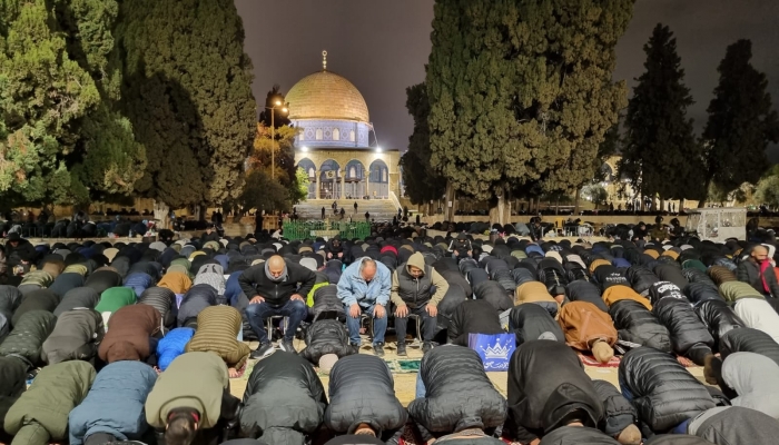 عشرات الآلاف يؤدون العشاء والتراويح في 