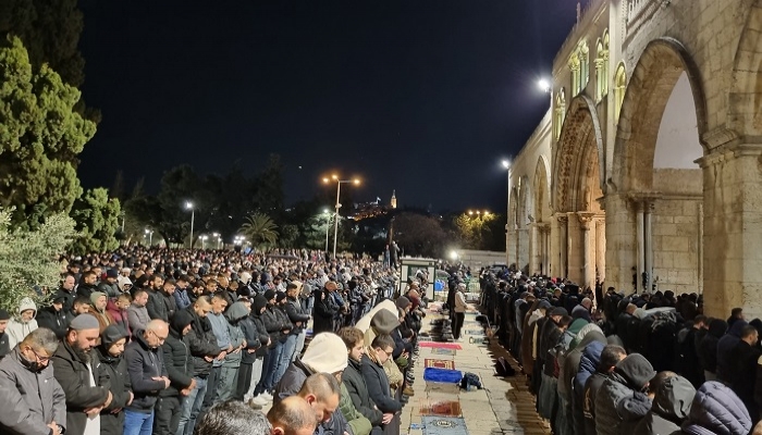 آلاف المواطنين يؤدون صلاتي العشاء والتراويح في المسجد الأقصى
