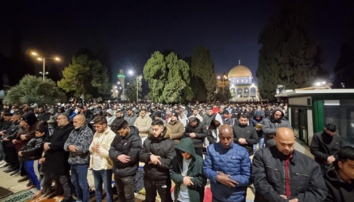 60 ألفا يؤدون العشاء