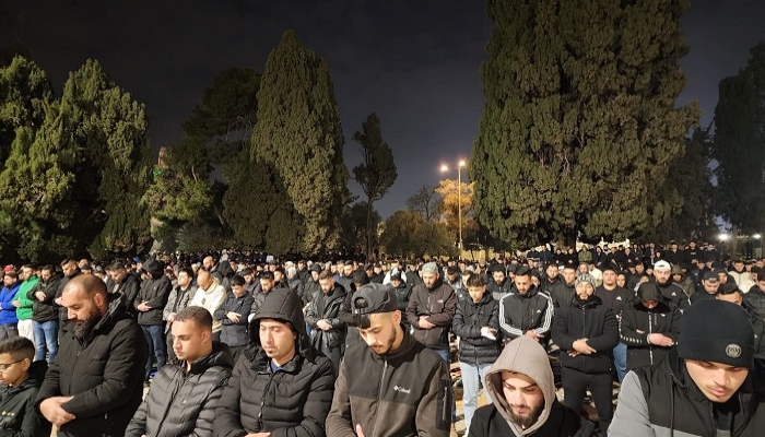60 ألفا يؤدون صلاتي العشاء والتراويح في رحاب المسجد الأقصى المبارك
