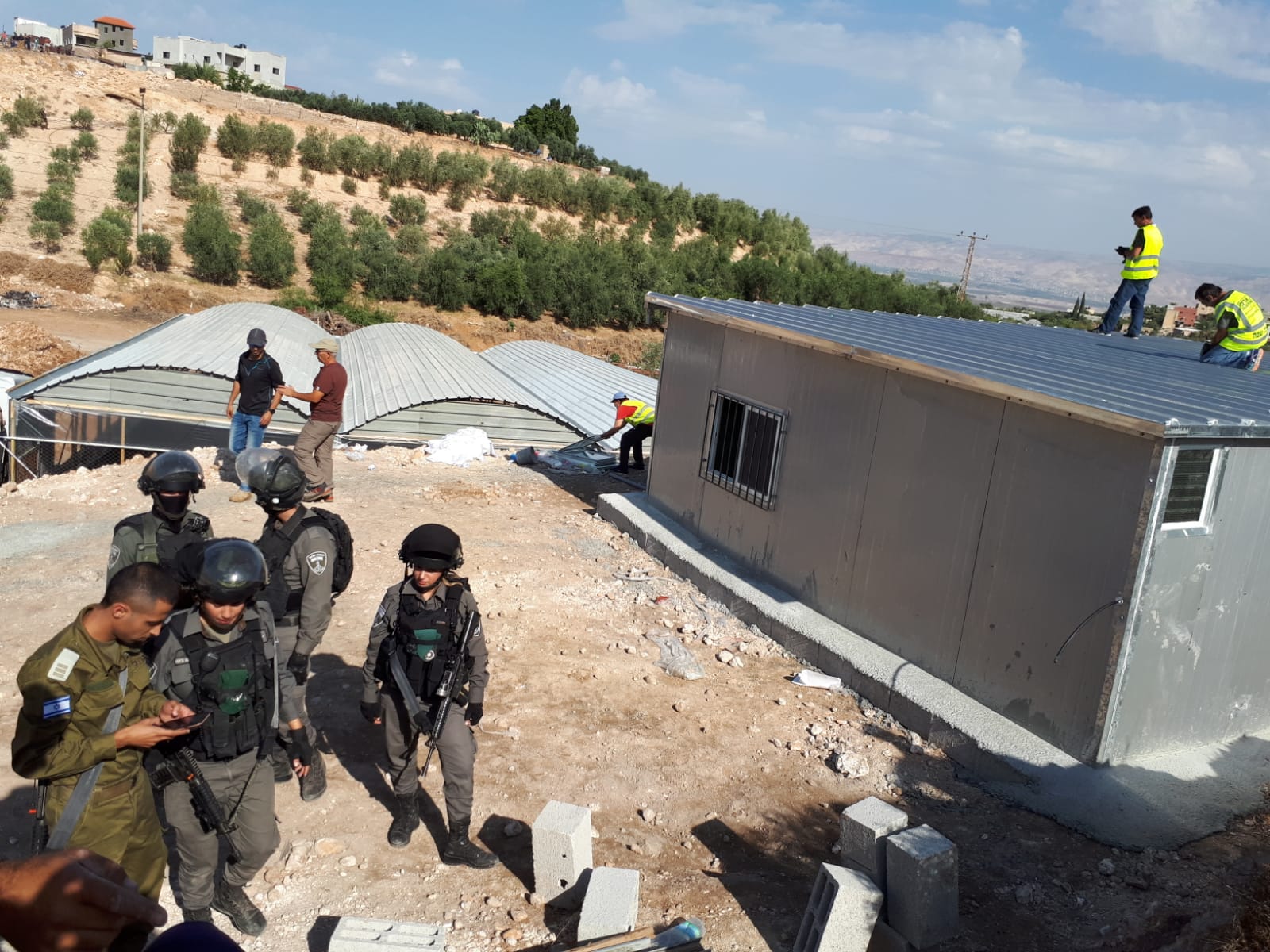 الاحتلال يهدم بركسا للخيول في العيسوية بالقدس

