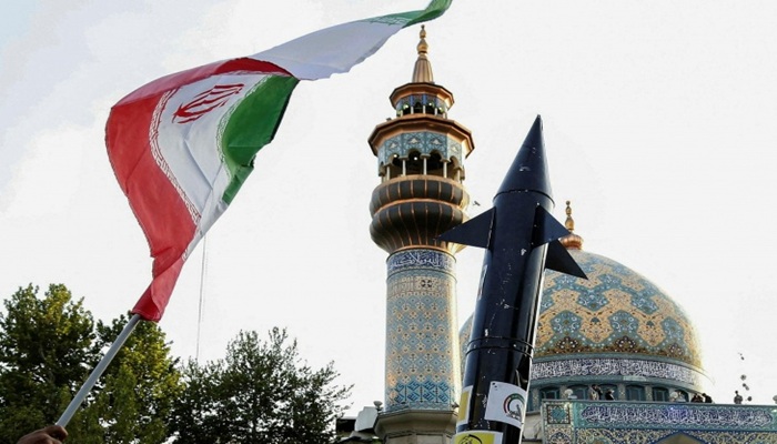 إيران ترفع حالة التأهب وتهدّد الولايات المتحدة وإسرائيل
