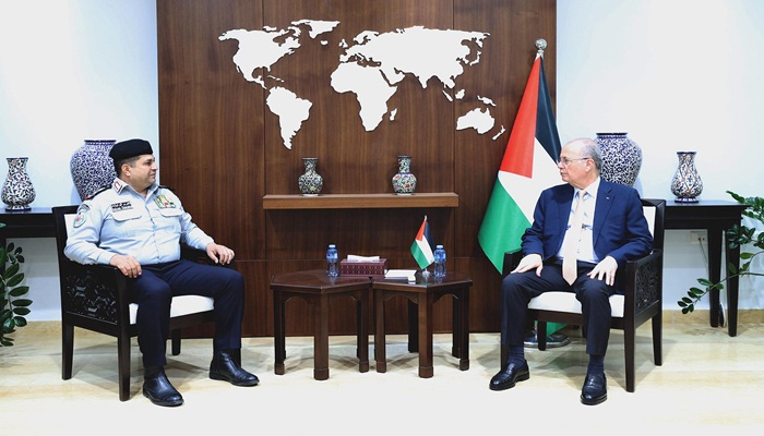 رئيس الوزراء يلتقي مدير عام الدفاع المدني ويشيد بجهود الجهاز في مواجهة حالات الطوارئ وحماية الأرواح
