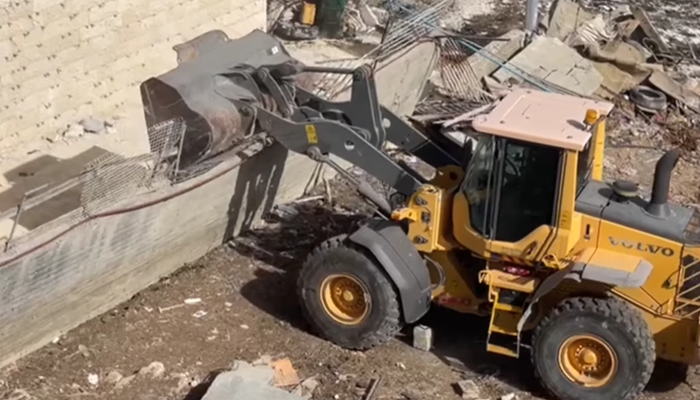 الاحتلال ينفذ عمليات هدم وتجريف في بلدة عناتا شمال شرق القدس
