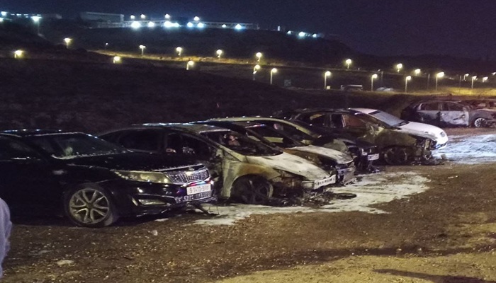 مستوطنون يحرقون نحو 17 مركبة غرب سلفيت
