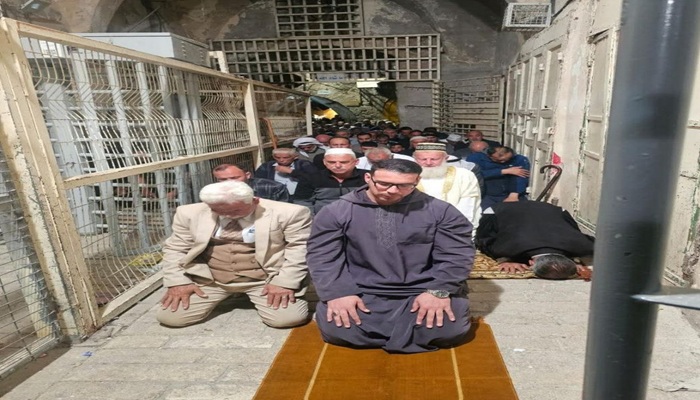 الاحتلال يمنع المواطنين من أداء صلاة الفجر في الحرم الإبراهيمي
