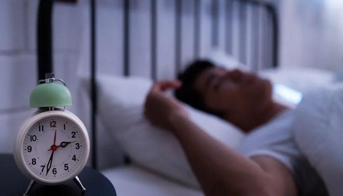 الاستيقاظ قبل رنين المنبه.. علامة مبكرة على خطر يهدد القلب
