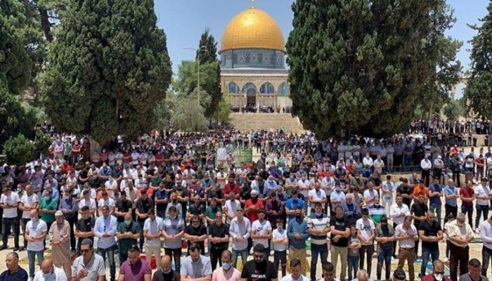 40 ألفا يؤدون صلاة