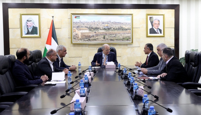 رئيس الوزراء يبحث مستجدات تنفيذ مشروع تزويد المستشفيات الحكومية بأنظمة الطاقة الشمسية
