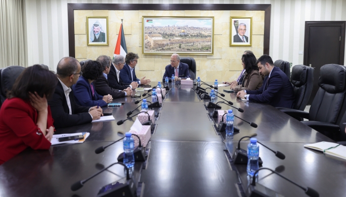 مصطفى يبحث مع 
