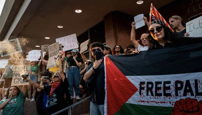 علم فلسطين كان حاضرا.. تواصل التظاهرات والاشتباكات في لوس أنجلوس ومدن أمريكية احتجاجًا على سياسات الترحيل

