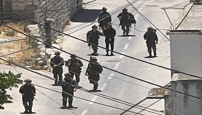 الاحتلال يستولي على 16 منزلا ويعتقل 10 مواطنين في عنزة جنوب جنين
