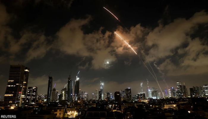المركز تل أبيب.. رصد إطلاق صواريخ من إيران باتجاه الأراضي المحتلة 